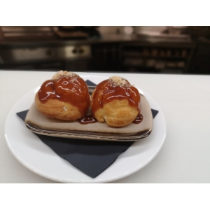 Slagroom soesjes met karamelsaus Slagroom soesjes met karamelsaus