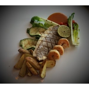 Hoofdgerecht: Zeebaars met scampi Hoofdgerecht: Zeebaars met scampi